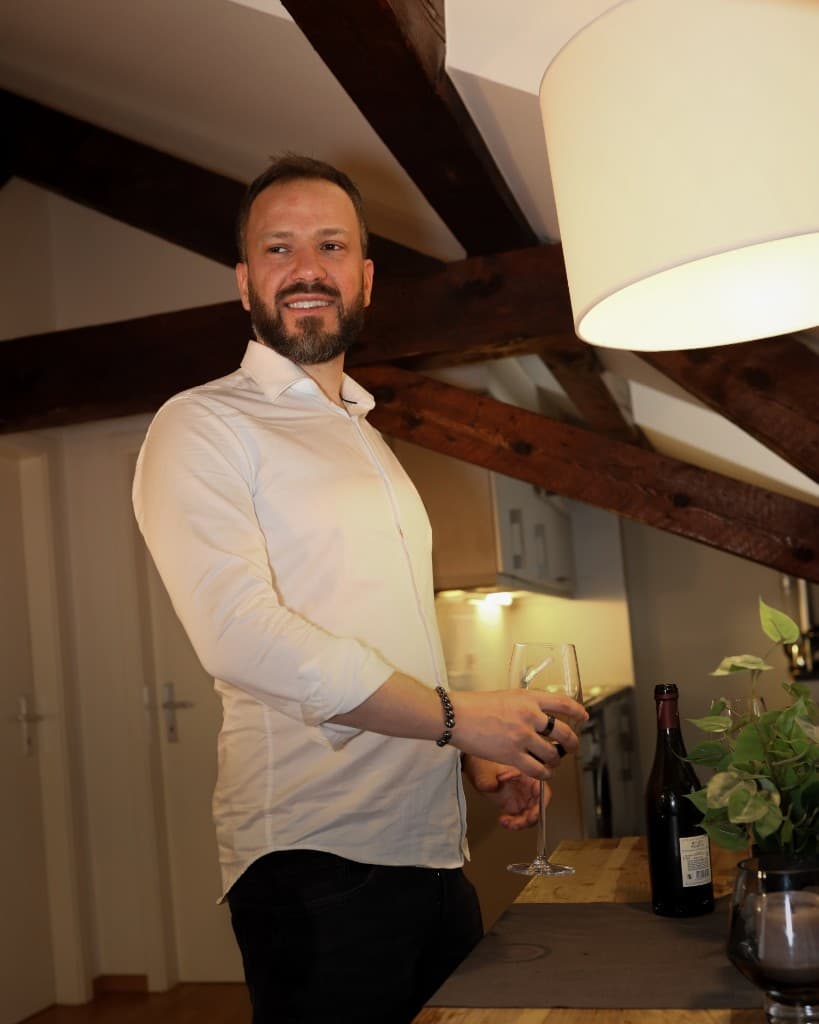 Masseur tantrique Lyon — Jacob — chemise blanche — cuisine